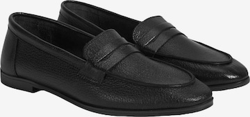 Desa Moccasins in Black: front