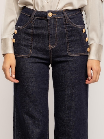 Tantra Regular Jeans 'Jeans rectos de tiro alto  con bolsillos frontales y detalle de botones dorados' in Blue