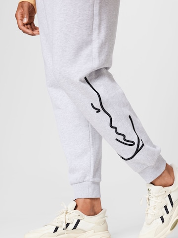 Effilé Pantalon Karl Kani en gris