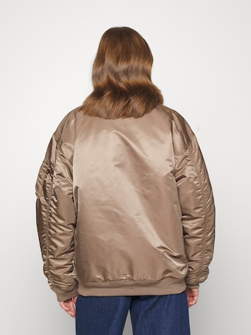 ALPHA INDUSTRIES Преходно яке 'Ma-1' в кафяво