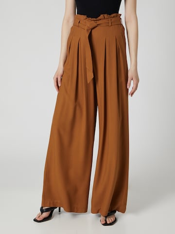 Guido Maria Kretschmer Women - Loosefit Pantalón plisado 'Fee' en marrón: frente