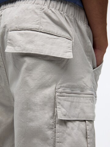 Pull&Bear Loose fit Cargo trousers in Grey