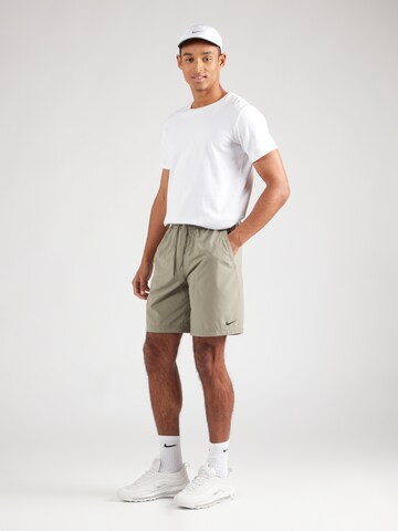 regular Pantaloni sportivi 'FORM 9IN' di NIKE in verde