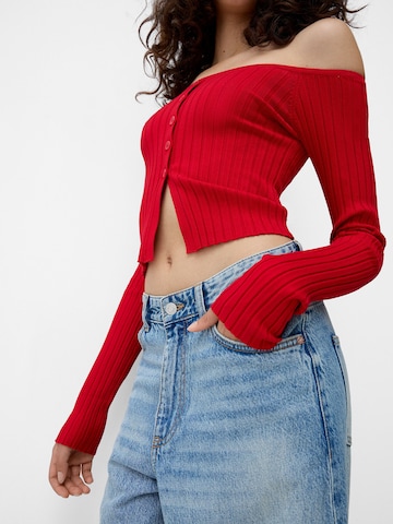 Pulover de la Bershka pe roșu