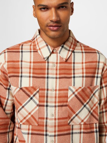 Urban Classics - Ajuste confortable Camisa en rojo