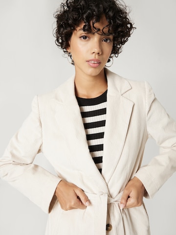 Blazer 'Jessica' A LOT LESS en blanc