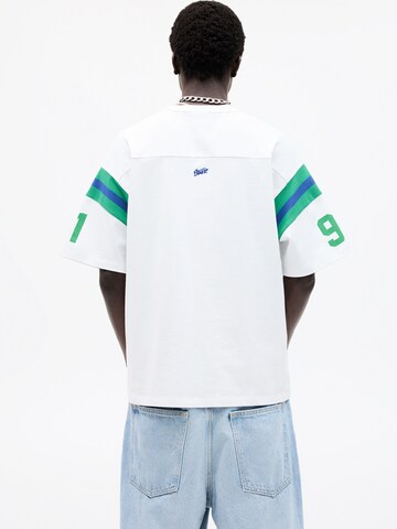 Tricou de la Pull&Bear pe alb