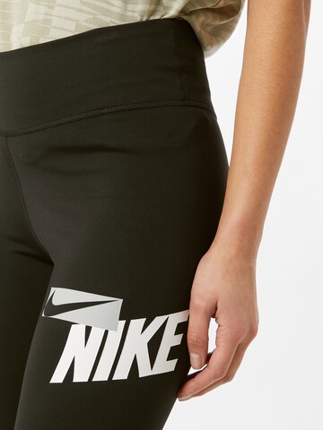 NIKE Skinny Sporthose in Schwarz