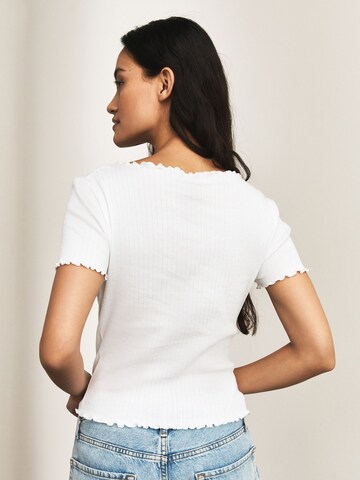 Tricou de la Next pe alb