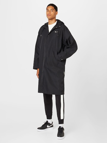 Manteau mi-saison Nike Sportswear en noir : devant