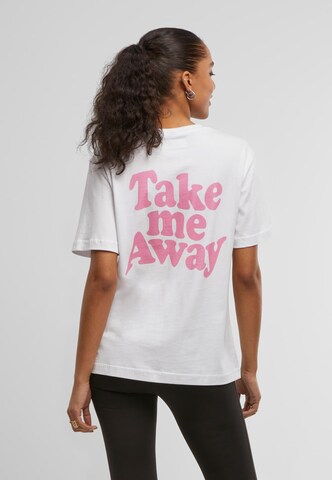 Maglietta 'Take Me Away' di Miss Tee in bianco: frontale