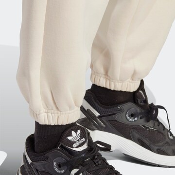 ADIDAS ORIGINALS - Tapered Pantalón 'Essentials' en beige