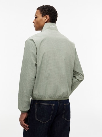 Tommy Jeans Välikausitakki 'ESSENTIAL' värissä vihreä