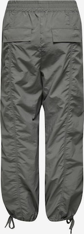 Effilé Pantalon cargo ONLY en gris