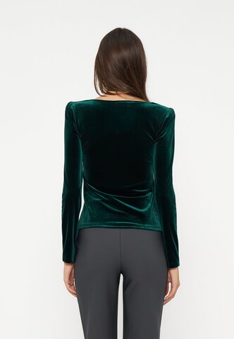 Anna Field - Camisa em verde: atrás
