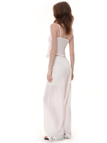 yoligex Top 'White Floral Embroidery Corset Cami Top, Sweetheart Neck Boned Curved Hem Bustier Crop Top' in White