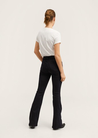 MANGO Flared Jeans in Schwarz