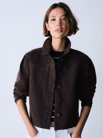 The Set Φθινοπωρινό και ανοιξιάτικο μπουφάν σε καφέ: μπροστά