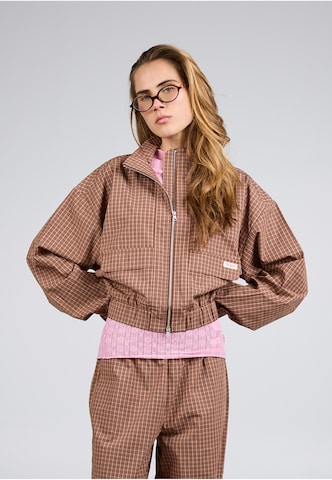 OH APRIL Tussenjas 'Zoe' in Bruin: voorkant