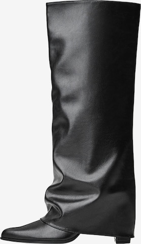 Cizme de la Bershka pe negru: față