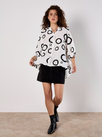 Apricot Abstract Circles Oversized Blouse ' ' in Weiß
