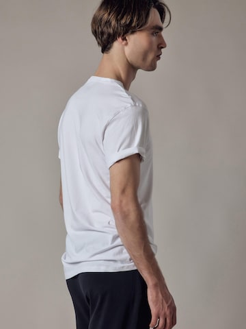 Maglietta 'T-Shirt Scollo a V' di OWN Off With Nature in bianco