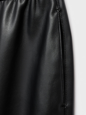 Largi Pantaloni 'APPLE' de la MANGO pe negru