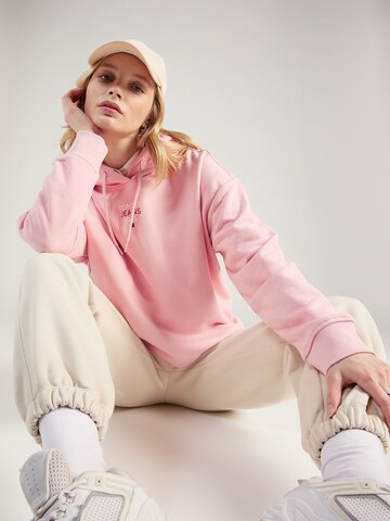 Sweat-shirt 'ESSENTIAL' Tommy Jeans en rose