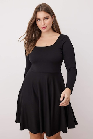 Trendyol Curve Mekko värissä musta: etupuoli