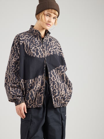 Nike Sportswear Преходно яке в черно: отпред