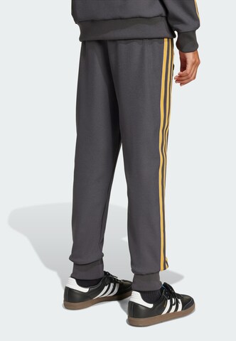 ADIDAS ORIGINALS Tapered Broek 'Manchester United Terrace Icons' in Zwart