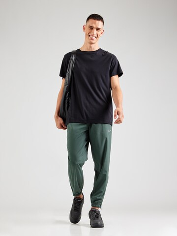 Tapered Pantaloni sportivi 'Form' di NIKE in verde