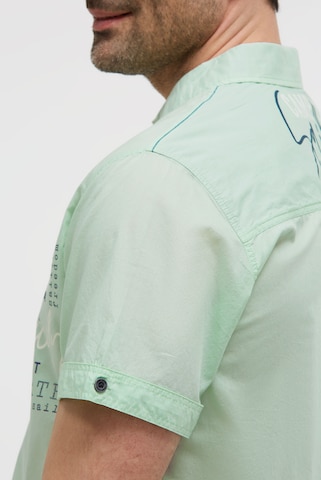CAMP DAVID Regular Fit Leichtes Kurzarmhemd mit Logo Artwork in Grün