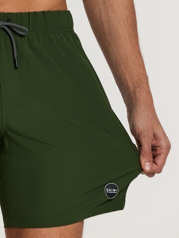 Shiwi Badshorts 'easy mike solid 4-way stretch' i grön