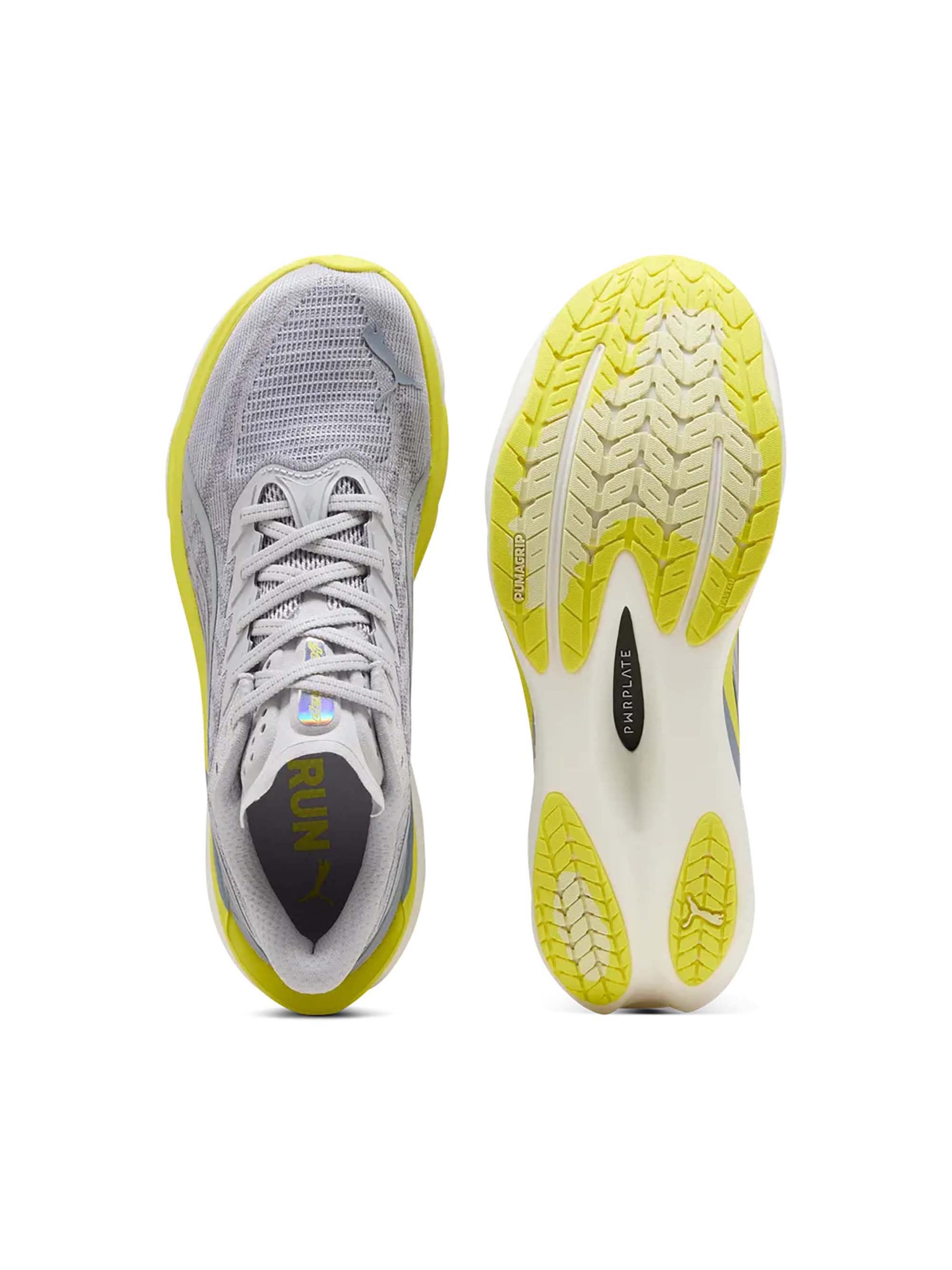 Chaussure de course PUMA en argent