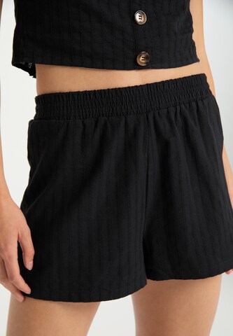 MYMO Regular Shorts in Schwarz