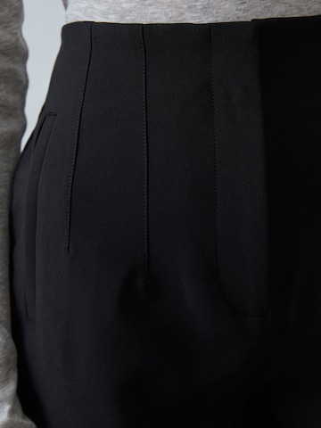 Anna Field Tapered Housut värissä musta