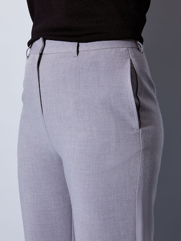 ABOUT YOU x Iconic by Tatiana Kucharova - Loosefit Pantalón de pinzas 'Madlen' en gris