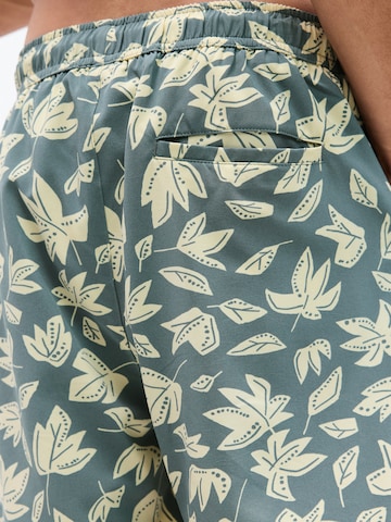 Pull&Bear Badeshorts in Grün