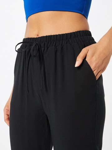 Tapered Pantaloni de la Dorothy Perkins pe negru