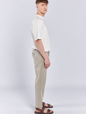 Goldgarn Regular Pleat-Front Pants in Beige