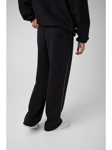 GUESS Loose fit Pants in Black