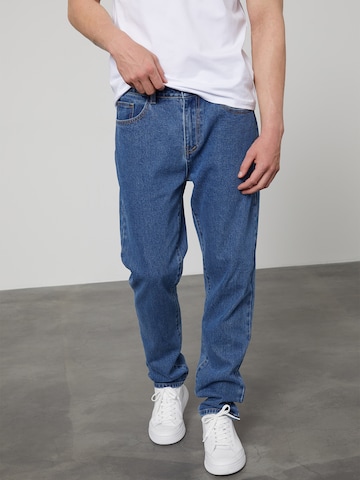 DAN FOX APPAREL Jeans 'Rico' in Blauw: voorkant