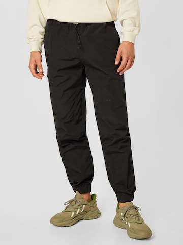 Mennace Tapered Cargo Pants 'Hennessey' in Black: front