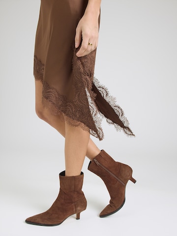 Noella Коктейльное платье 'Merlie' в Коричневый