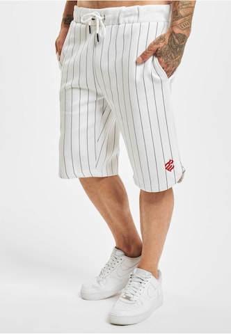 ROCAWEAR Regular Pants in White: front