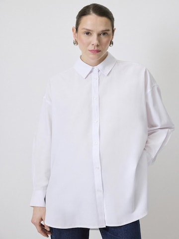 Touche Prive Shirt in White: front