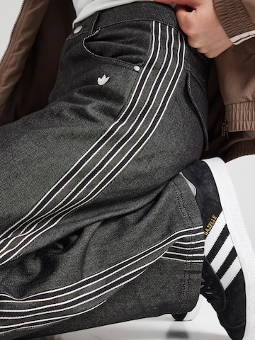 ADIDAS ORIGINALS Baggy Джинсы 'ESS' в Черный
