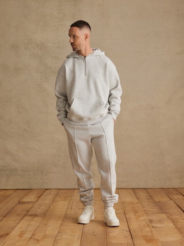 Effilé Pantalon 'Miran' DAN FOX APPAREL en gris : devant