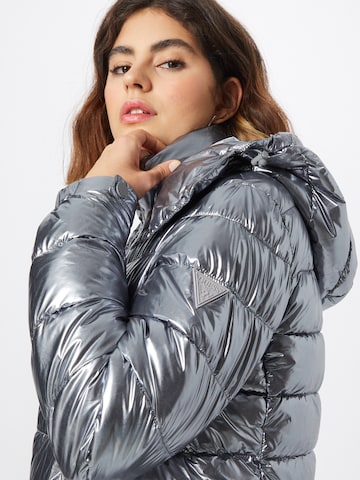 GUESS Prehodna jakna | srebrna barva
